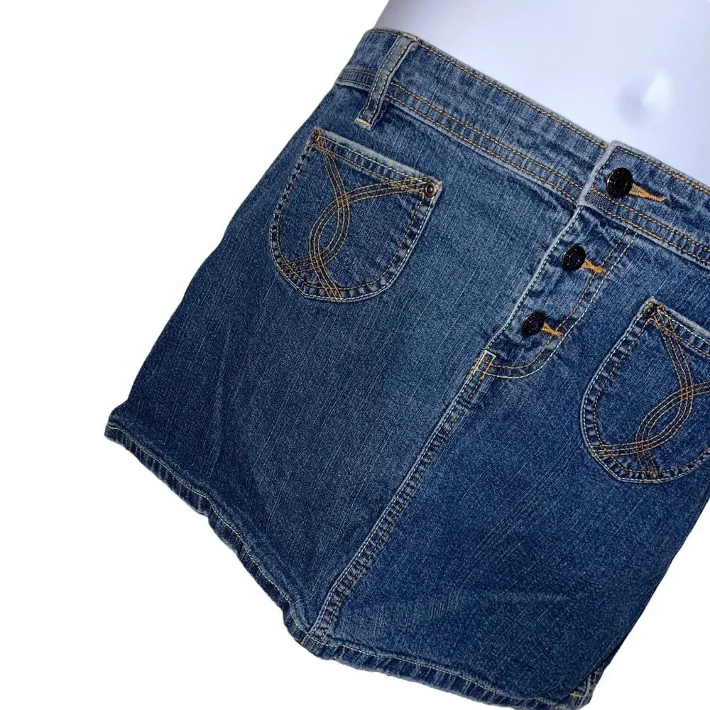 Old Navy features 	•